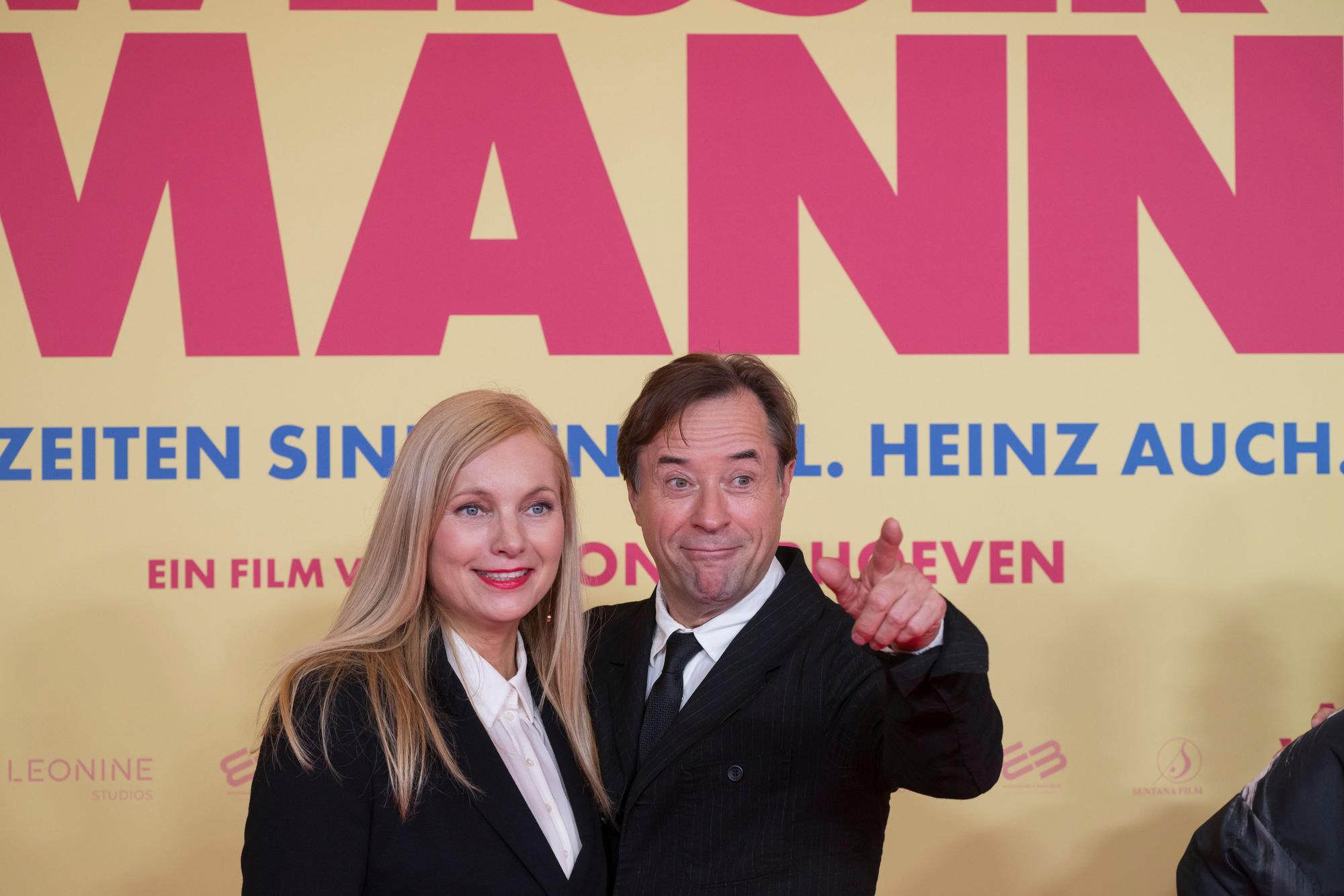22.10.2024, Bayern, München: Jan Josef Liefers und Nadja Uhl auf dem roten Teppich bei der Weltpremiere des Films ·Alter weißer Mann· Foto: Peter Kneffel/dpa +++ dpa-Bildfunk +++