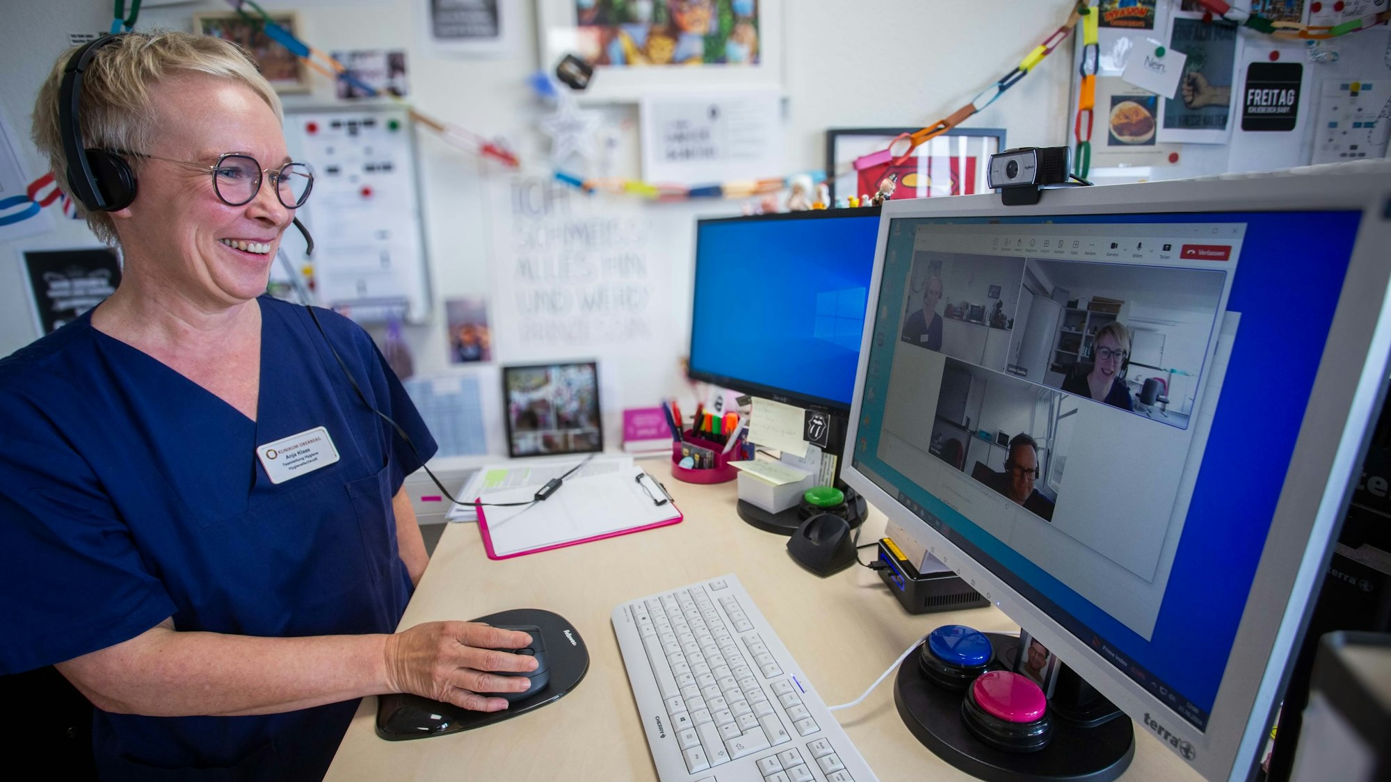 Per Videotelefonat bespricht sich Teamleiterin Anja Klaas mit ihren beiden Kollegen in Waldbröl.