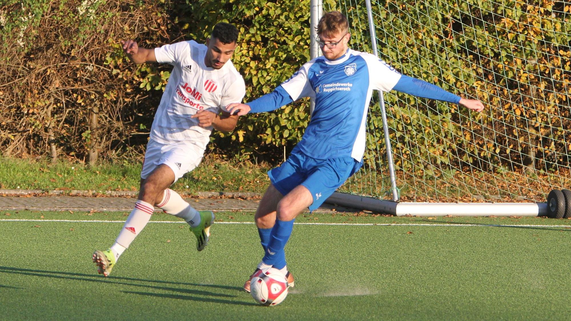Zweikampf zwischen Hüttes Dhrgam Alshebani (links) und dem BSC-Akteur Marvin Schrewe.