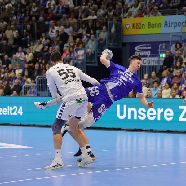 Handballer Ole Pregler bei einem Torabschluss.