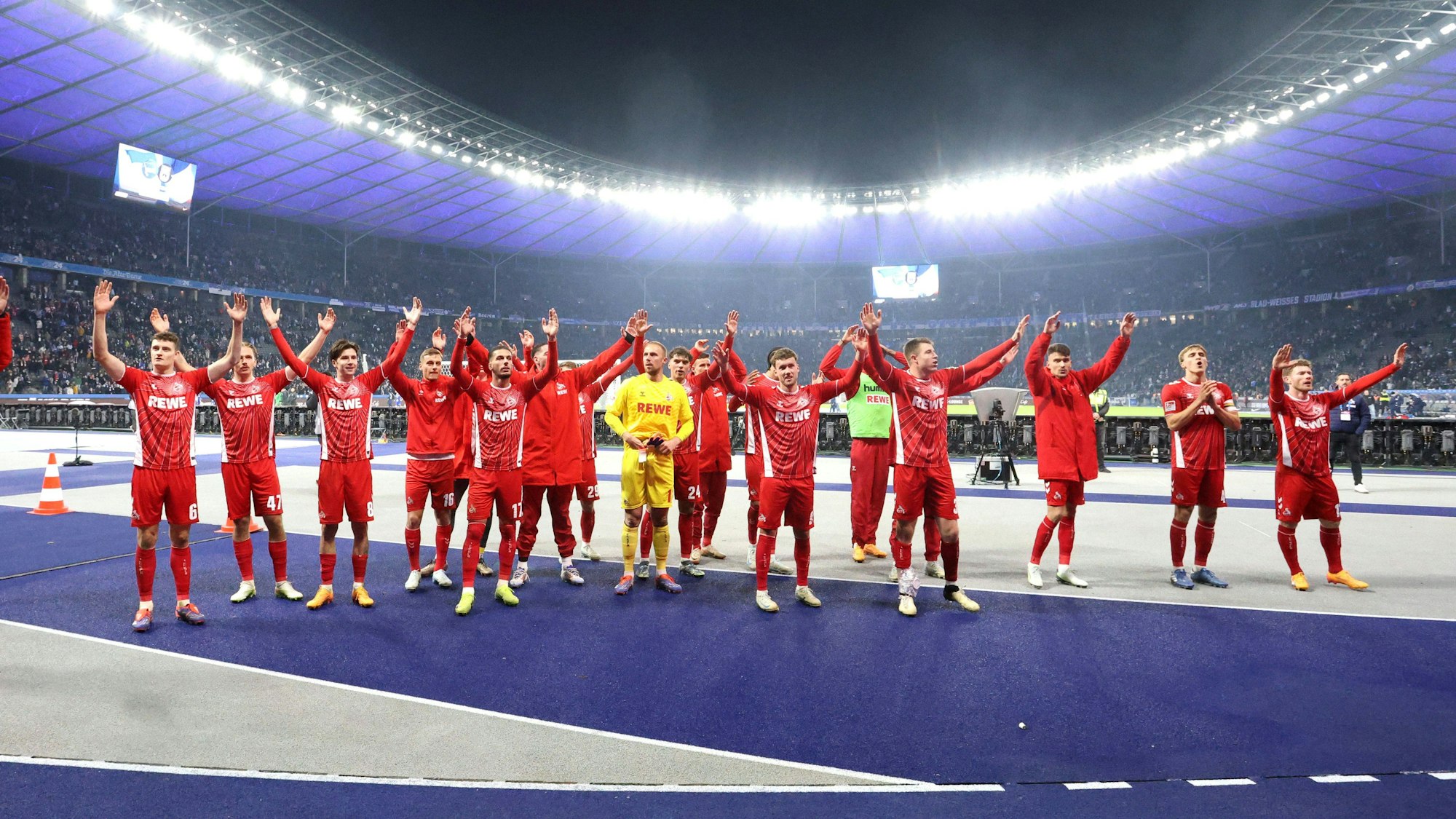 Anfang November gewannen die Kölner ihr Ligaspiel im Berliner Olympiastadion gegen Hertha BSC mit 1:0, begleitet wurden sie dabei von rund 20.000 Fans aus der Heimat.