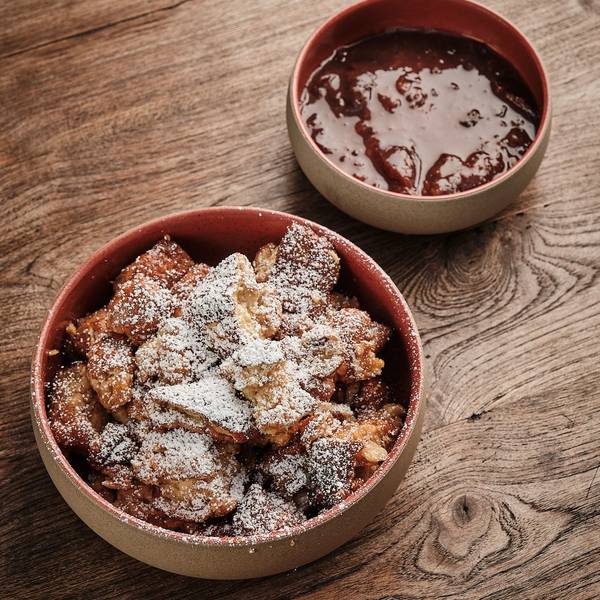 Der fertige Walnussschmarrn mit Glühwein-Pflaumen und karamellisierten Walnüssen