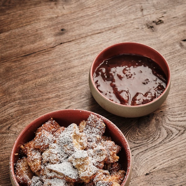 Der fertige Walnussschmarrn mit Glühwein-Pflaumen und karamellisierten Walnüssen