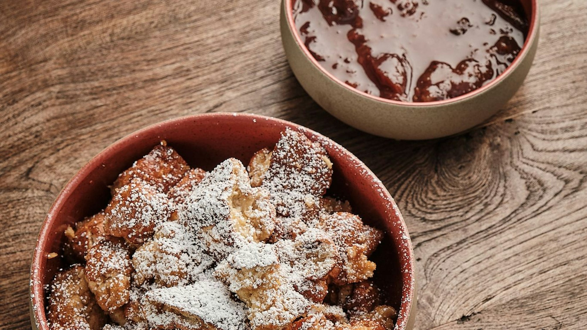 Der fertige Walnussschmarrn mit Glühwein-Pflaumen und karamellisierten Walnüssen