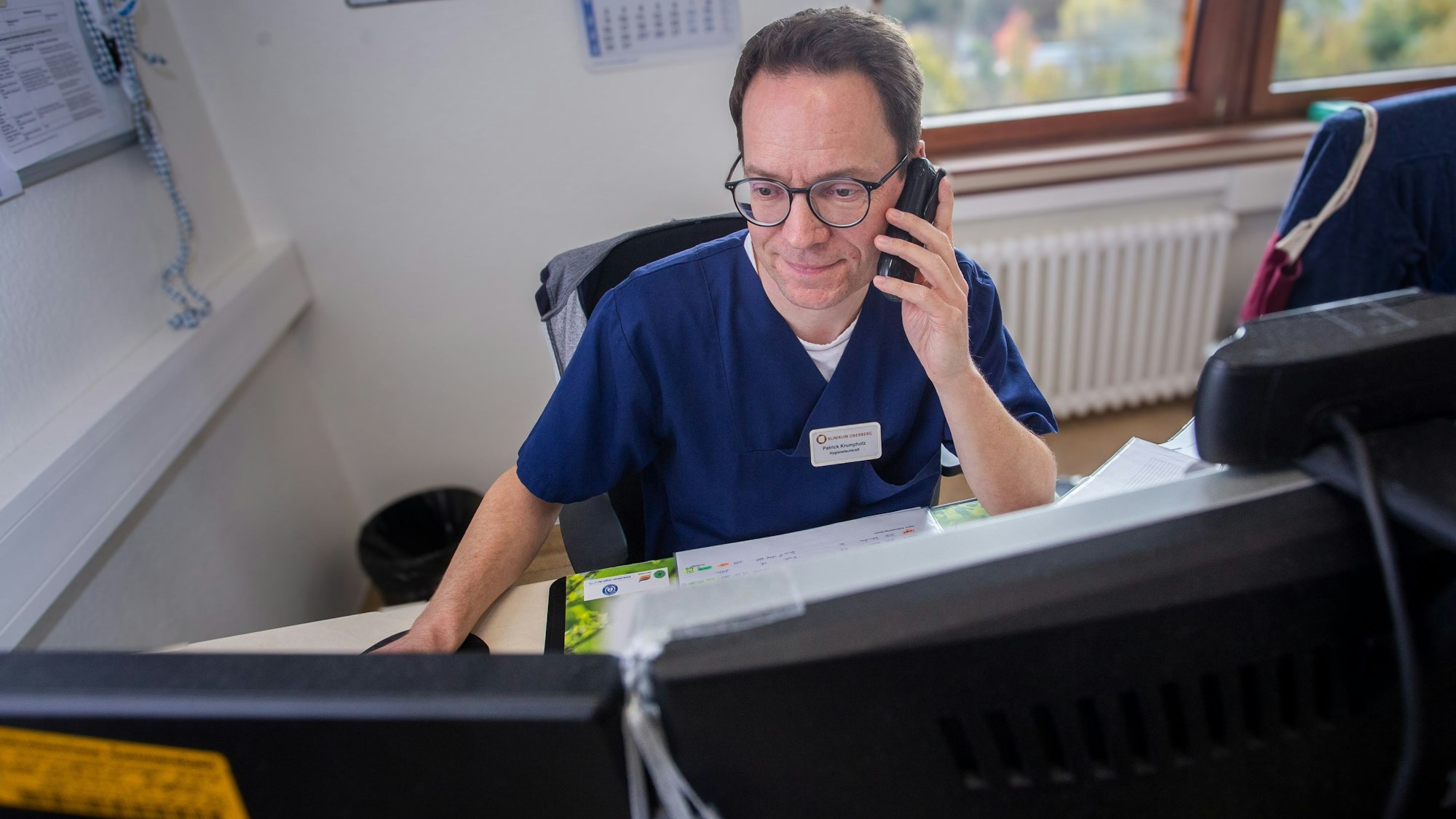 Patrick Krumpholz hält ein Telefon ans Ohr.