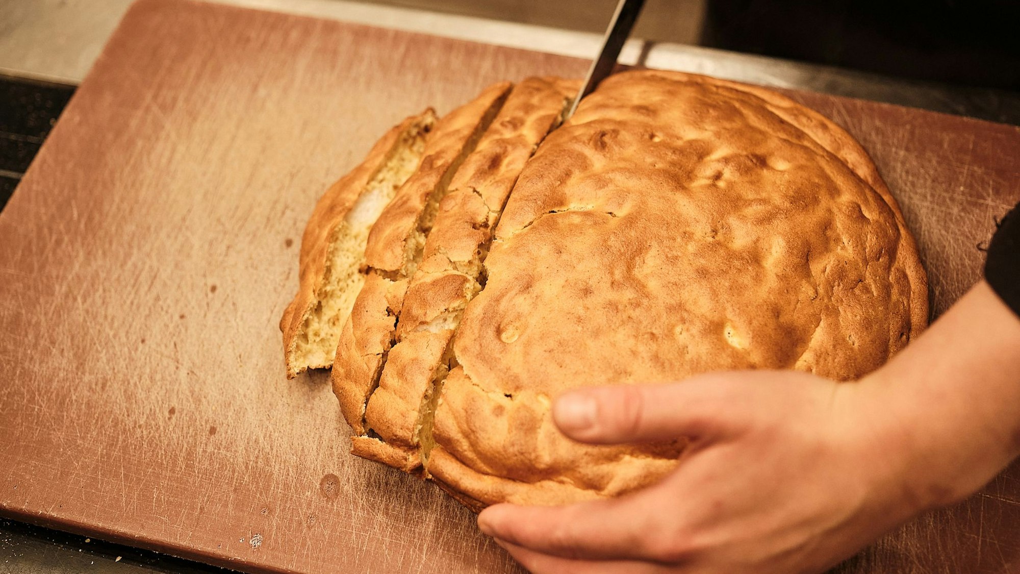 Aus der Pfanne auf ein Schneidebrett stürzen und in mundgerechte Stücke schneiden.