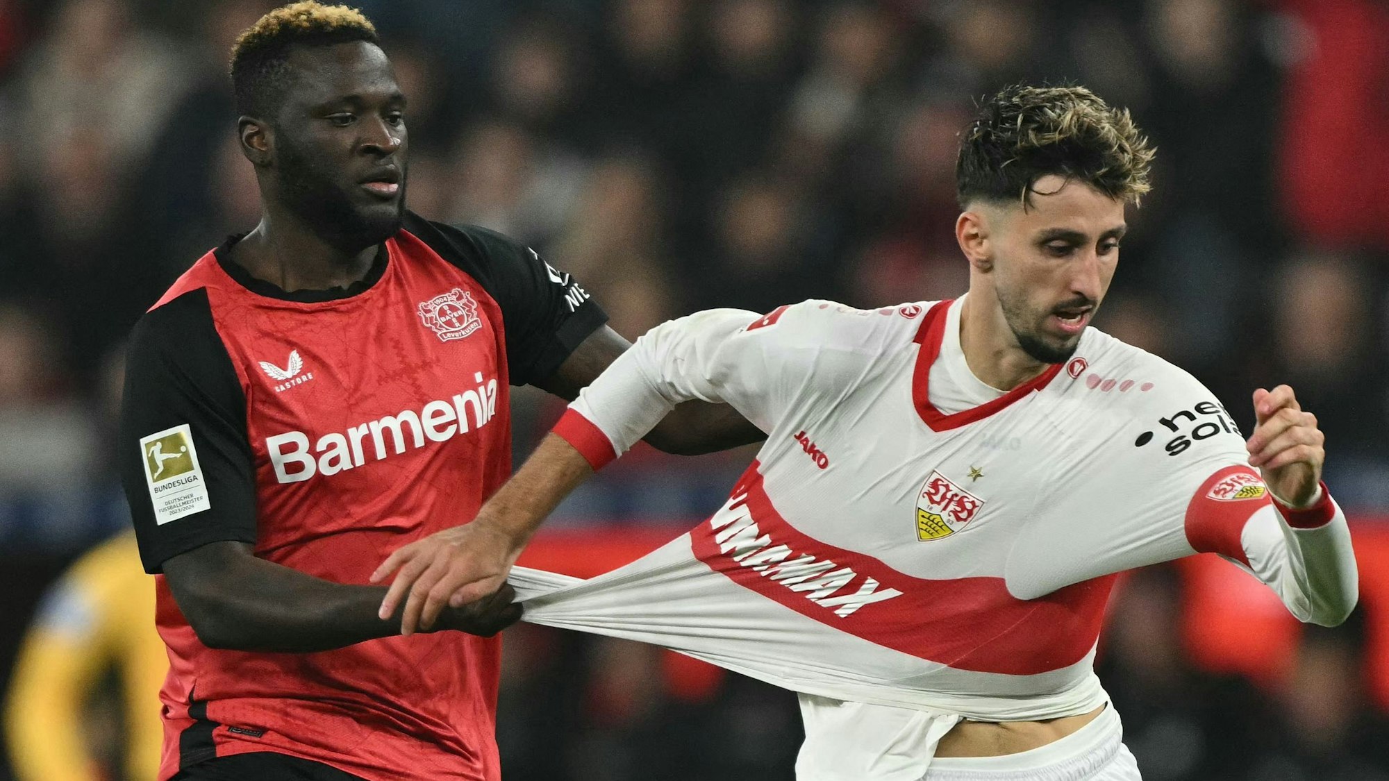 Leverkusens Victor Boniface und Atakan Karazor vom VfB Stuttgart