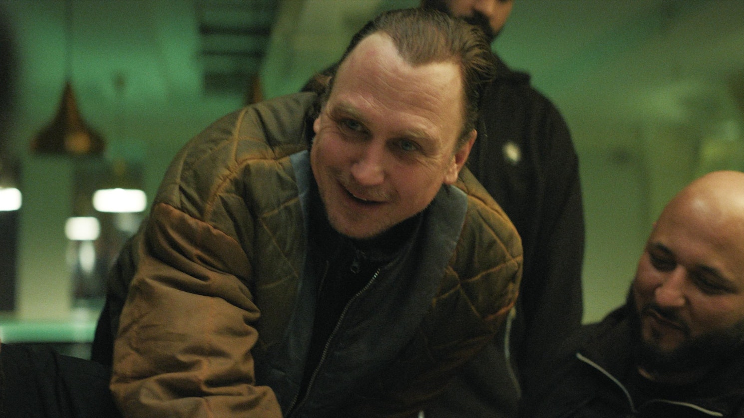 Als V-Mann besorgt Johnny (l.) der Polizei Informationen über kriminelle Banden und kassiert auf beiden Seiten ordentlich ab.