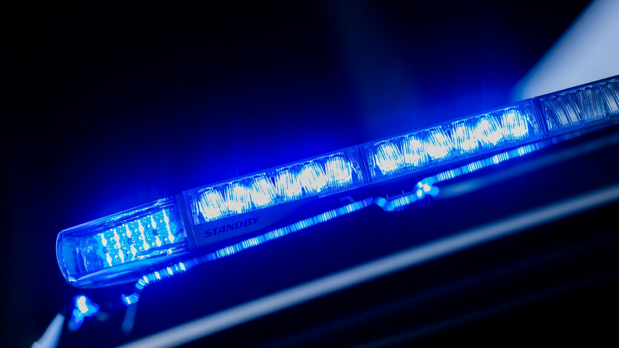 Ein leuchtendes Blaulicht auf einem Polizeifahrzeug