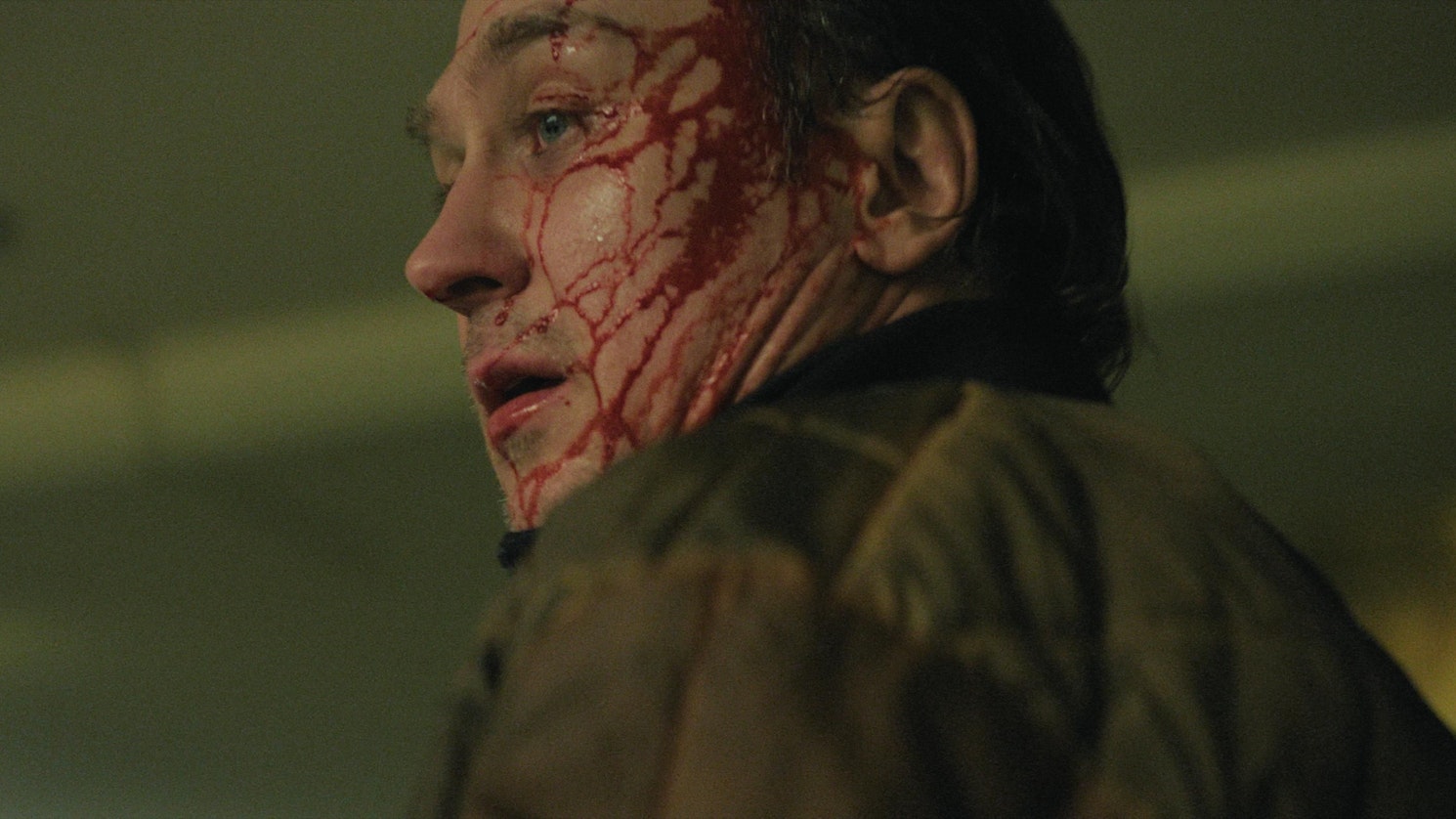 Ein im Gesicht mit Blut überströmter Lars Eidinger verkörpert Johnny in „Der Panther“.