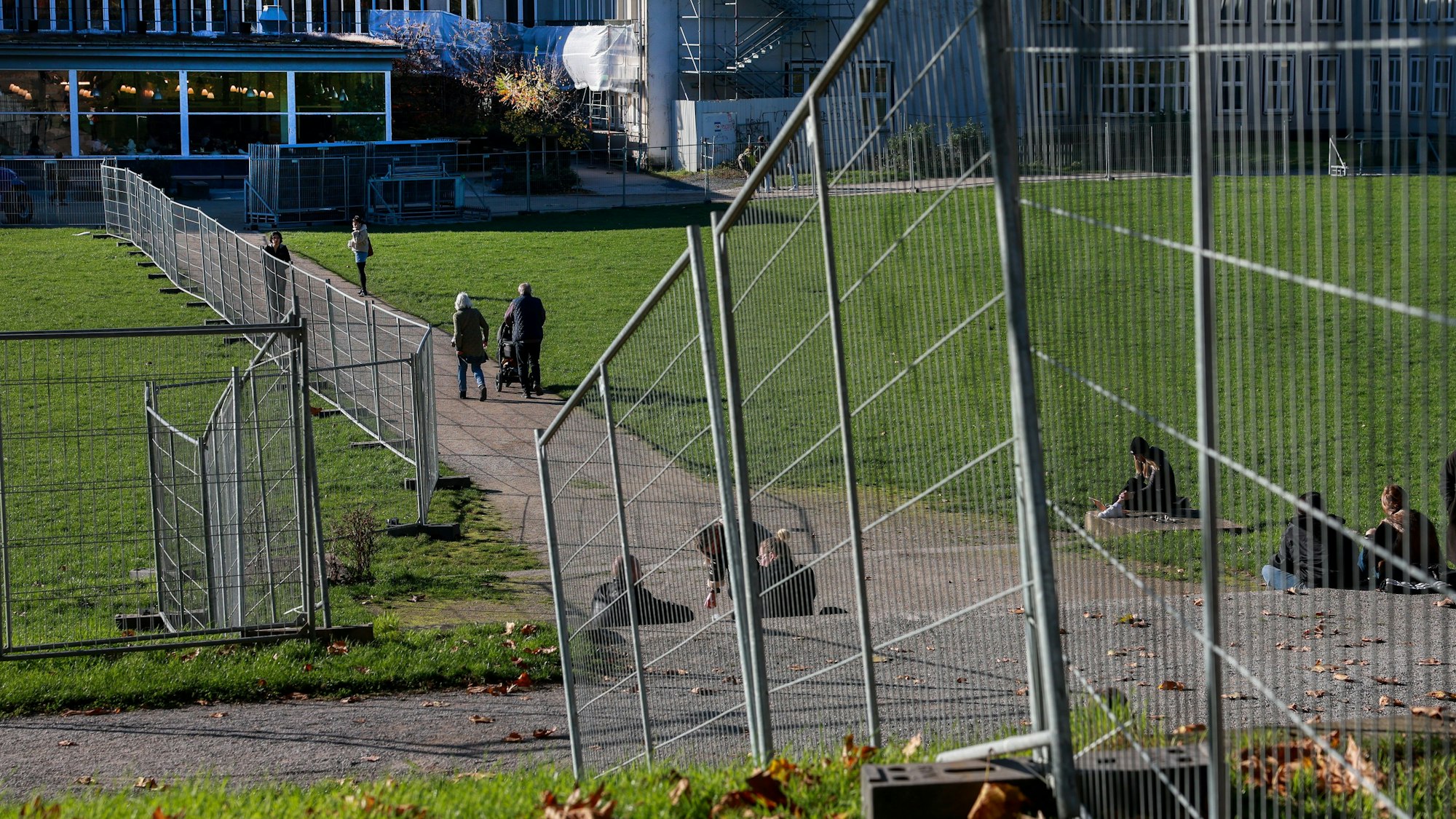 04.11.2024, Köln: Vorbereitungen für den 11.11.2024.
Absperrungen für die Sessionseröffnung an der Zülpicher Straße.
Im Bild die Uniwiese.
copyright Michael Bause