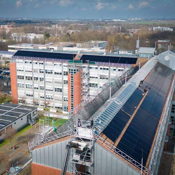Die Luftaufnahme zeigt die Solarmodule auf den Schrägflächen des Rathausdachs.