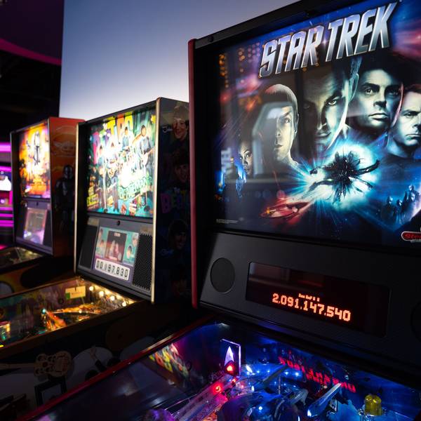 Ein paar Spielautomaten stehen in einer Reihe in der Spielhalle "Gamestate" am Potsdamer Platz. Eine Spielhalle der besonderen Art – dort kann man Altmodisches wie Pacman oder Air Hockey spielen.