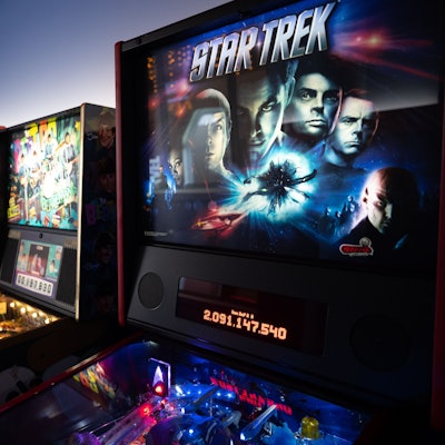 Ein paar Spielautomaten stehen in einer Reihe in der Spielhalle "Gamestate" am Potsdamer Platz. Eine Spielhalle der besonderen Art – dort kann man Altmodisches wie Pacman oder Air Hockey spielen.