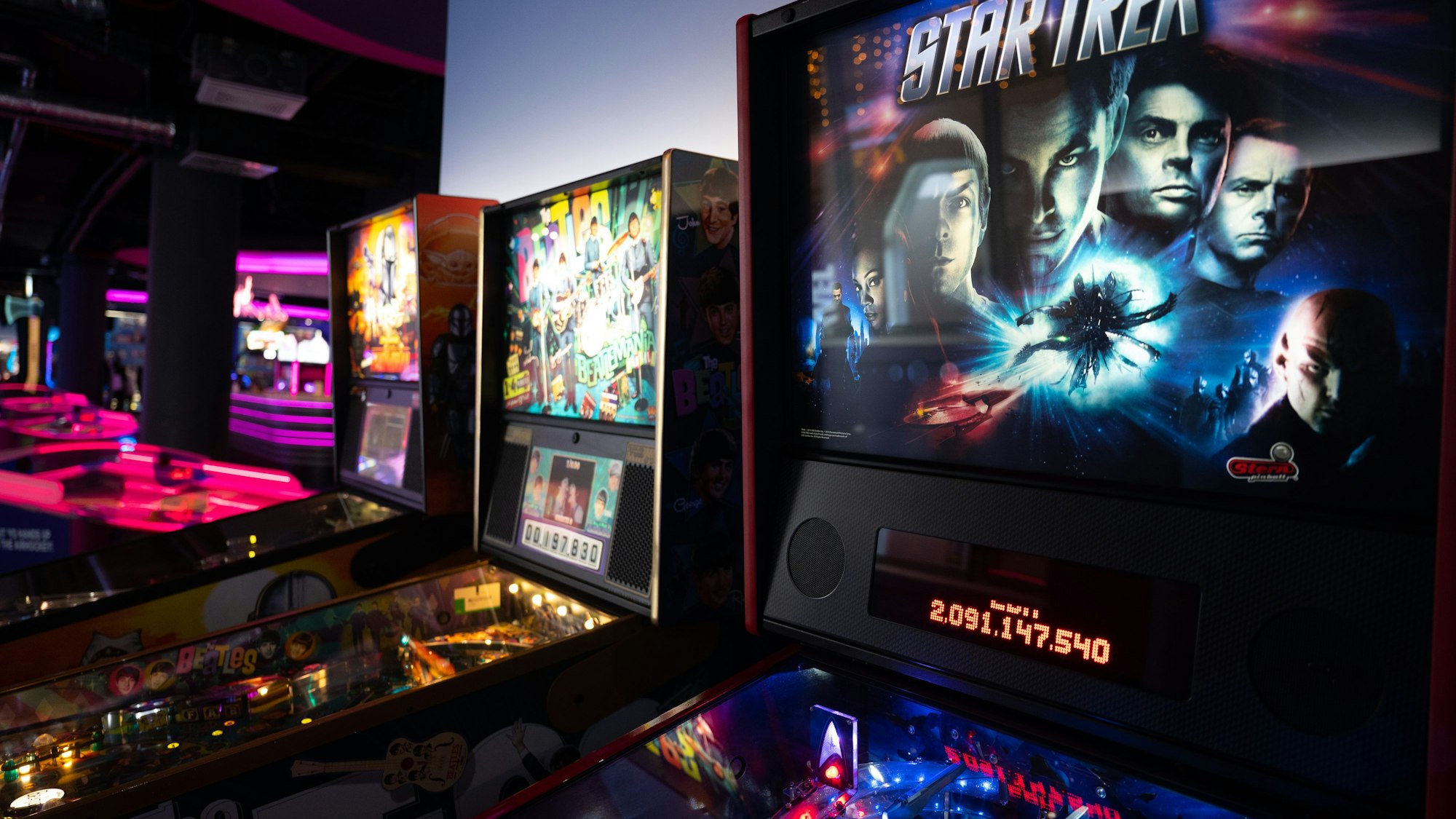 Ein paar Spielautomaten stehen in einer Reihe in der Spielhalle "Gamestate" am Potsdamer Platz. Eine Spielhalle der besonderen Art – dort kann man Altmodisches wie Pacman oder Air Hockey spielen.