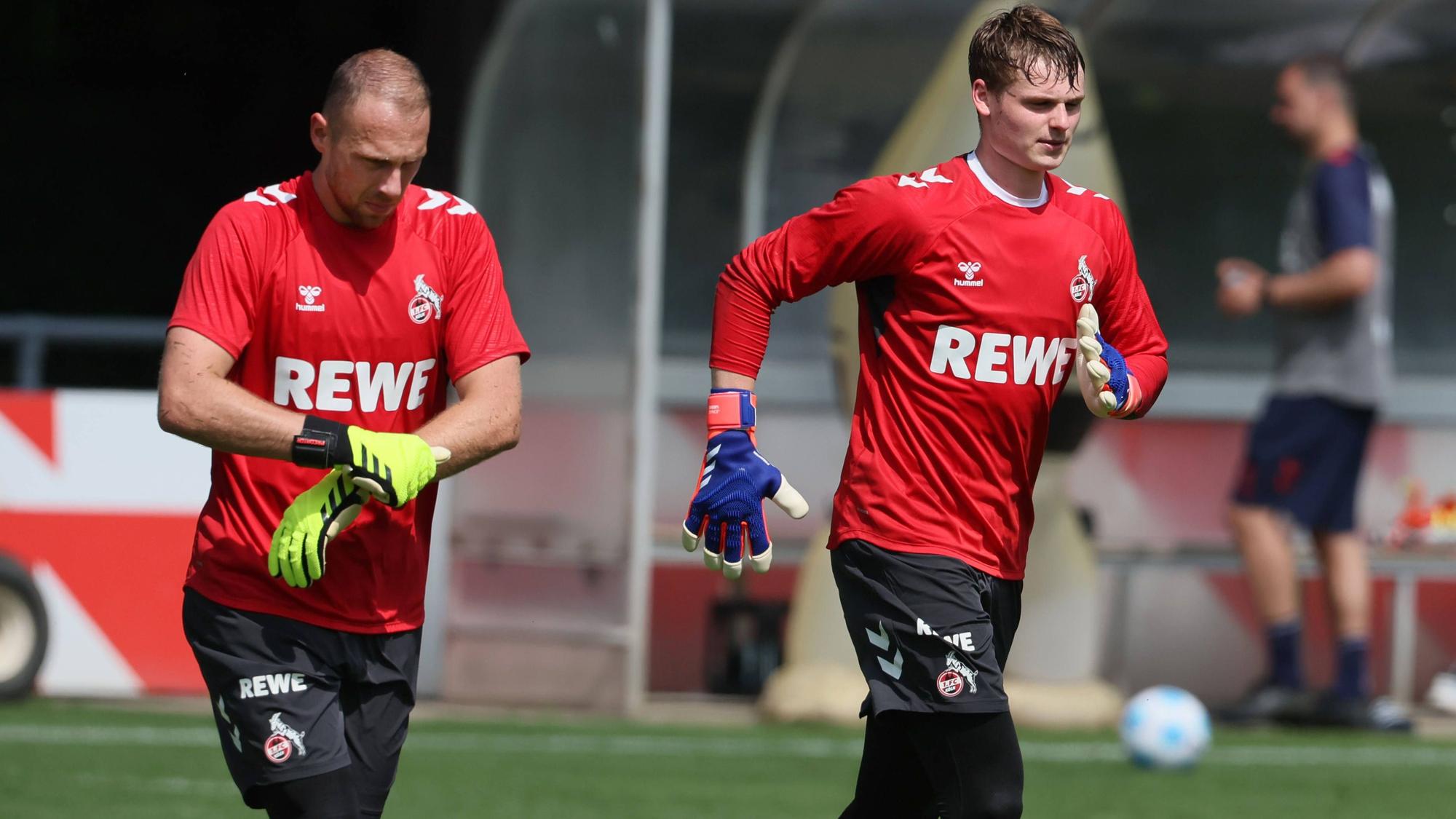 Die Kölner Torhüter Marvin Schwäbe (l.) und Jonas Urbig liefern sich beim FC einen Konkurrenzkampf.
