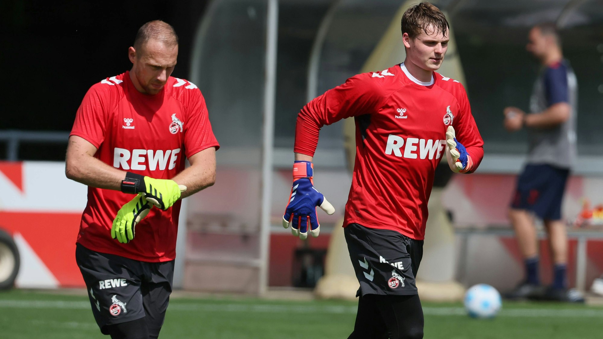Die Kölner Torhüter Marvin Schwäbe (l.) und Jonas Urbig liefern sich beim FC einen Konkurrenzkampf.