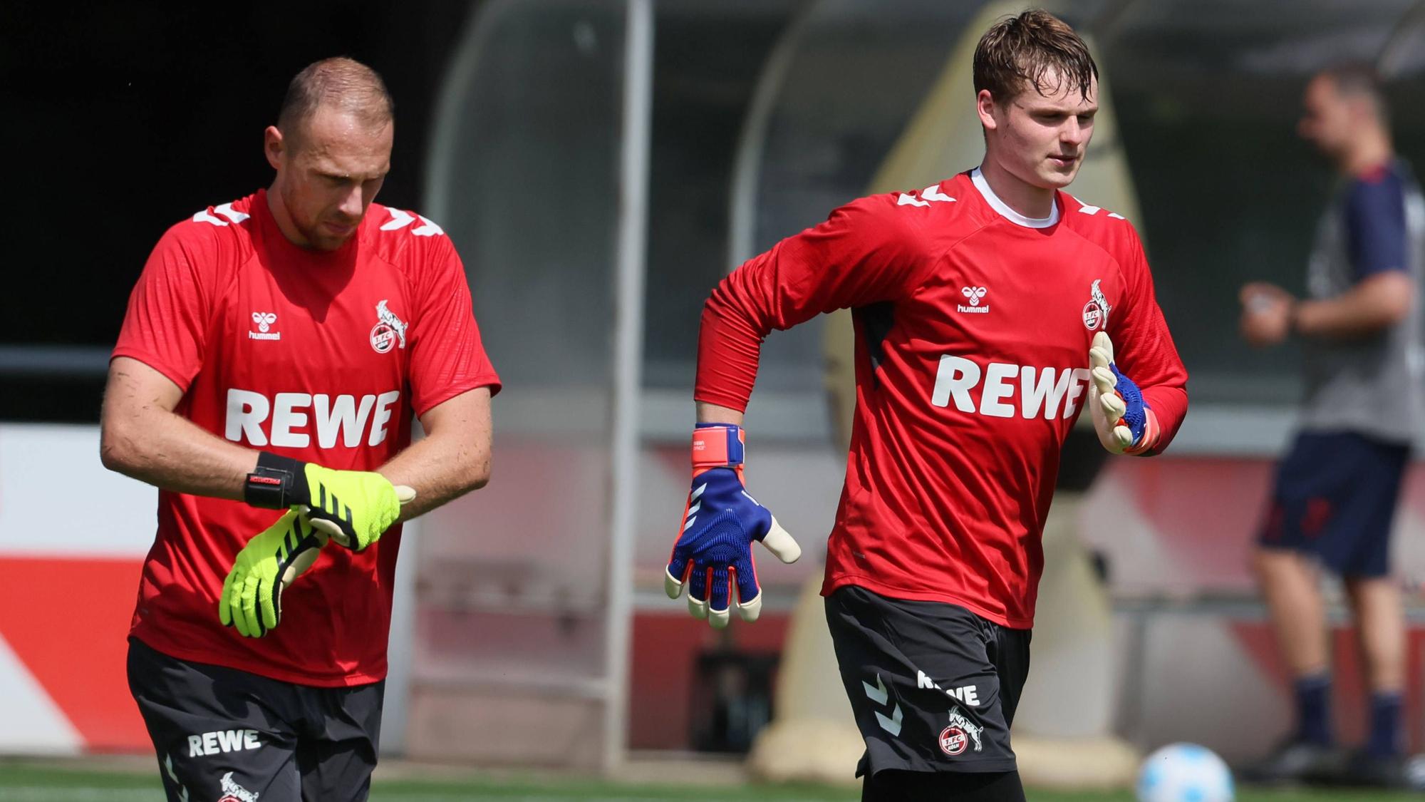 Marvin Schwäbe und Jonas Urbig verbringen auf dem Trainingsplatz viel Zeit miteinander.
