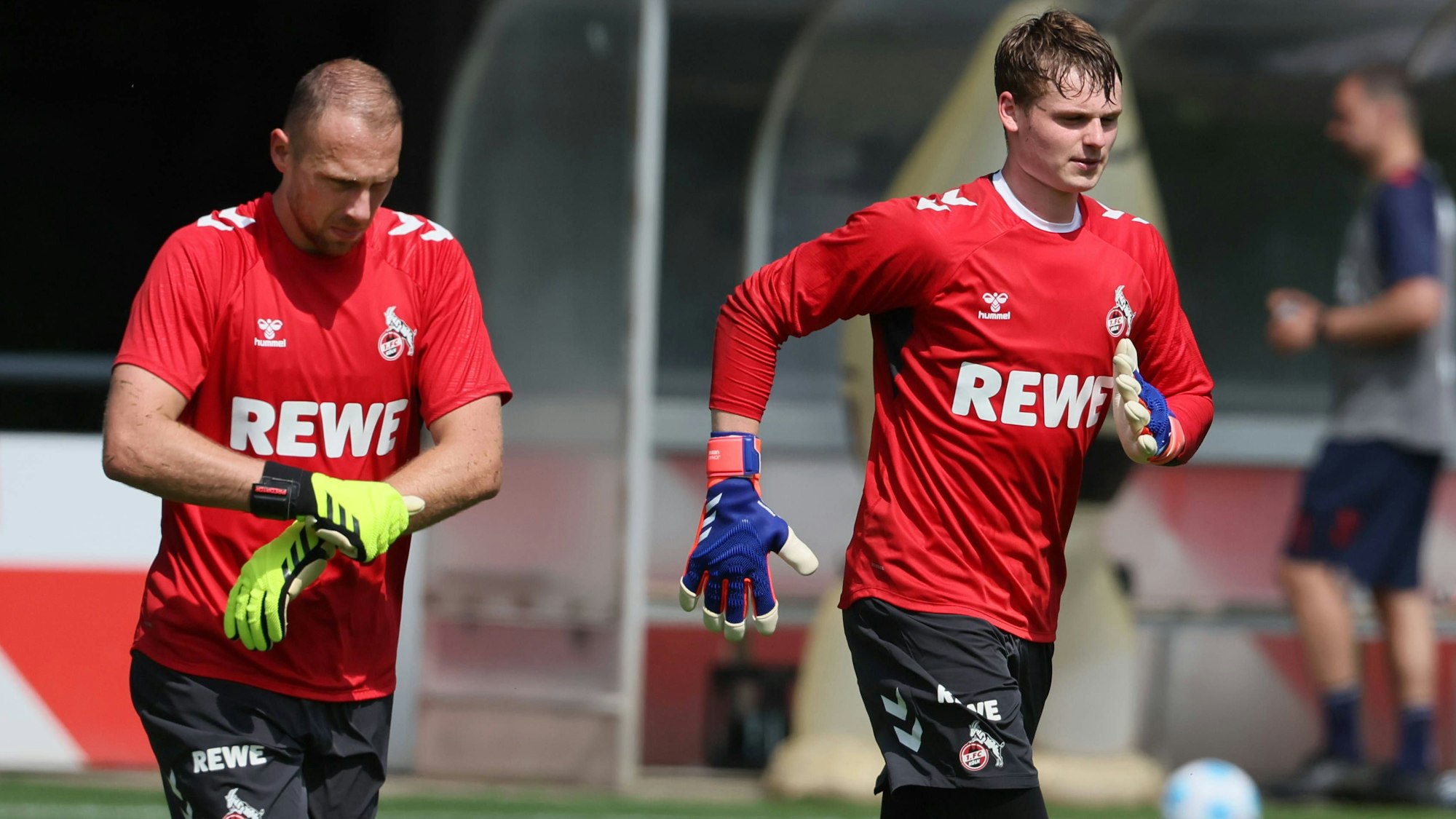Marvin Schwäbe und Jonas Urbig verbringen auf dem Trainingsplatz viel Zeit miteinander.