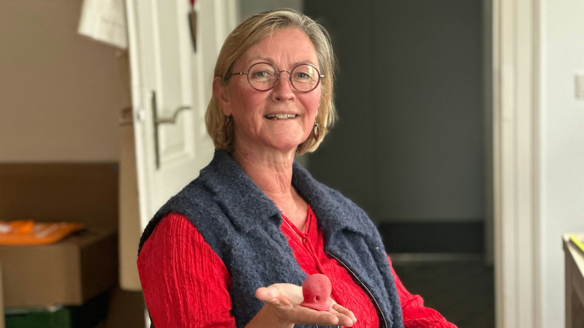 Gudrun Schmitz aus Lindlar hält eine rote Clownsnase in der Hand.