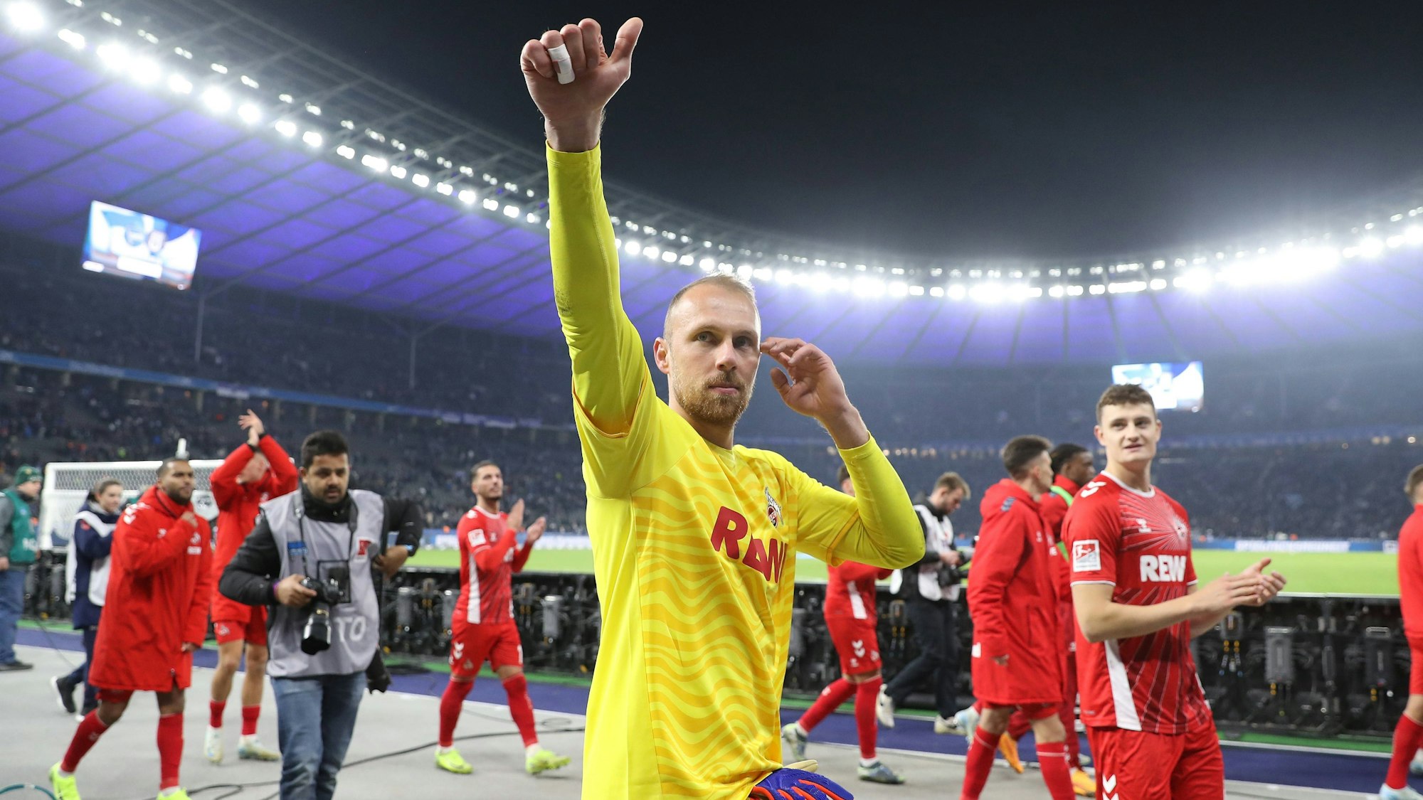 Marvin Schwäbe hat sich den Platz im Kölner Tor zurückerobert und Jonas Urbig auf die Ersatzbank verdrängt.
