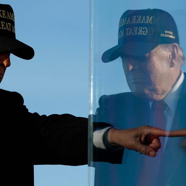 Das Profil Donald Trumps, gespiegelt von Sicherheitsglas, bei einer Wahlkampfveranstaltung in North Carolina am 3. November 2024