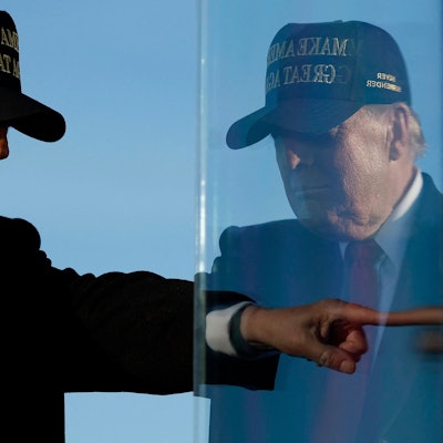 Das Profil Donald Trumps, gespiegelt von Sicherheitsglas, bei einer Wahlkampfveranstaltung in North Carolina am 3. November 2024