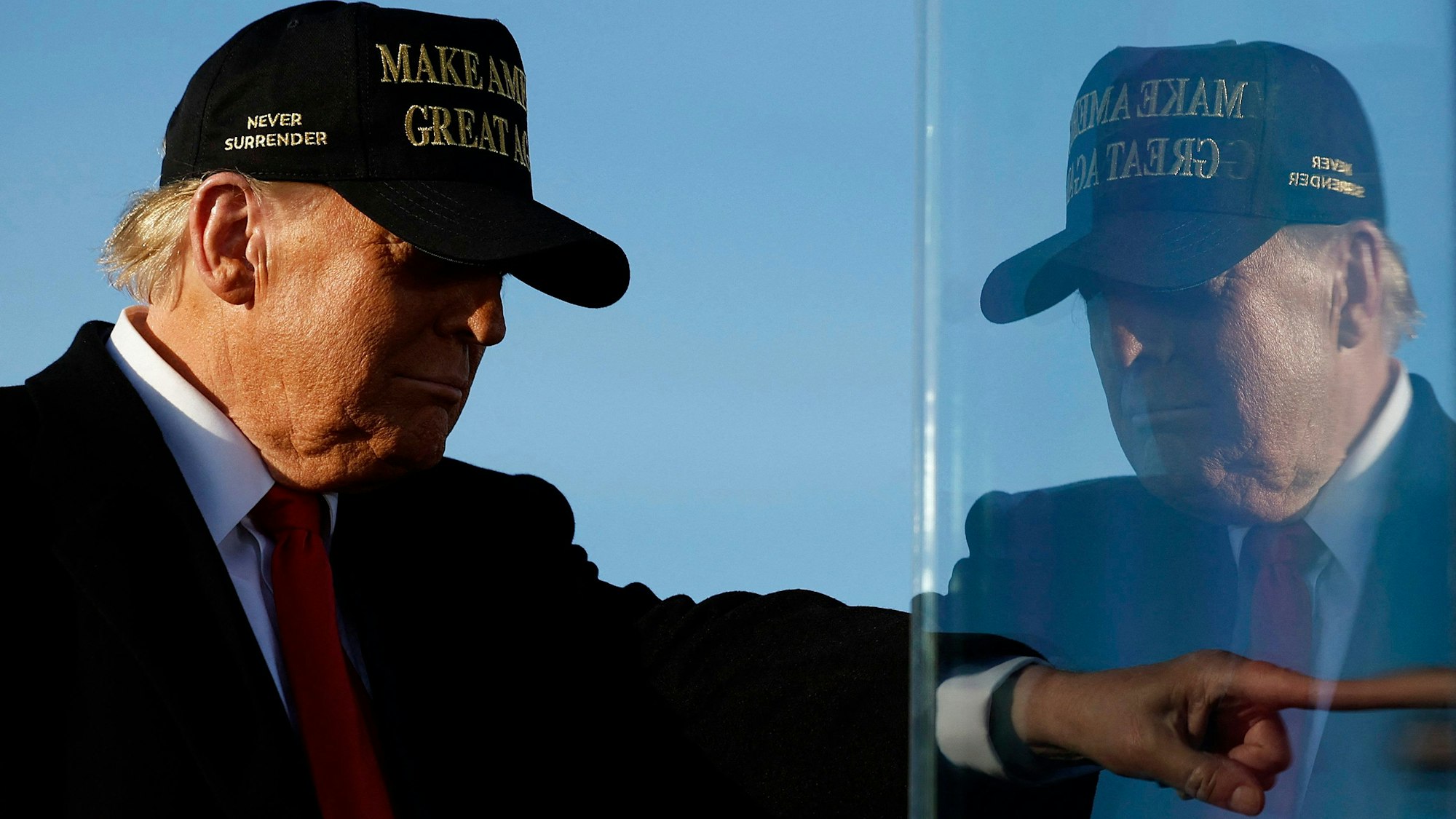 Das Profil Donald Trumps, gespiegelt von Sicherheitsglas, bei einer Wahlkampfveranstaltung in North Carolina am 3. November 2024