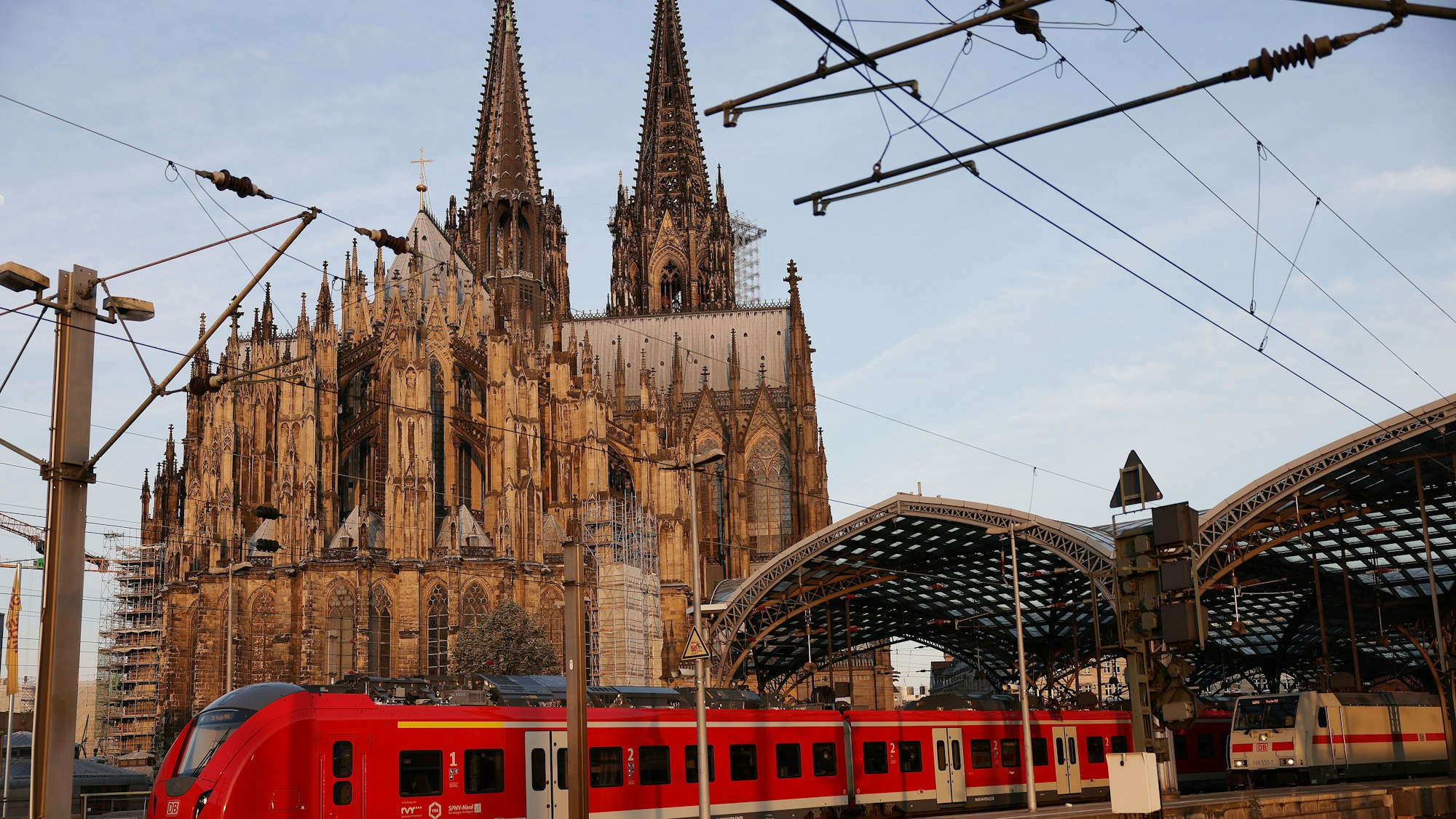 Ein Regionalzug fährt aus dem Hauptbahnhof in Köln. Nach einer zwei Wochen langen Vollsperrung geht am Freitagabend der Betrieb auf der rechtsrheinischen Bahnstrecke zwischen Köln und Düsseldorf wieder los. (Zu dpa: «Nach Vollsperrung: Freie Fahrt mit Bahn von Köln nach Düsseldorf») +++ dpa-Bildfunk +++
