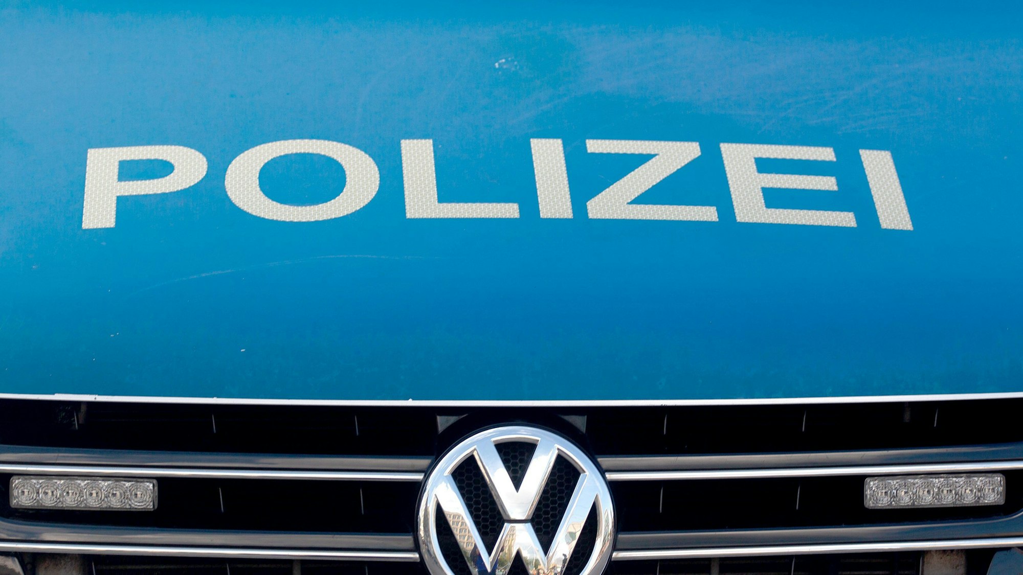 Das Foto zeigt einen Polizei-Schriftzug auf einem Einsatzwagen.