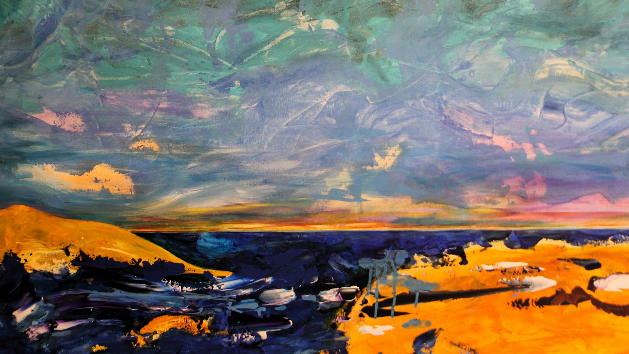 In Evelyn Künstlerins Gemälden treffen Horizont, Ozean und Küsten in leuchtenden Bildnissen aufeinander.