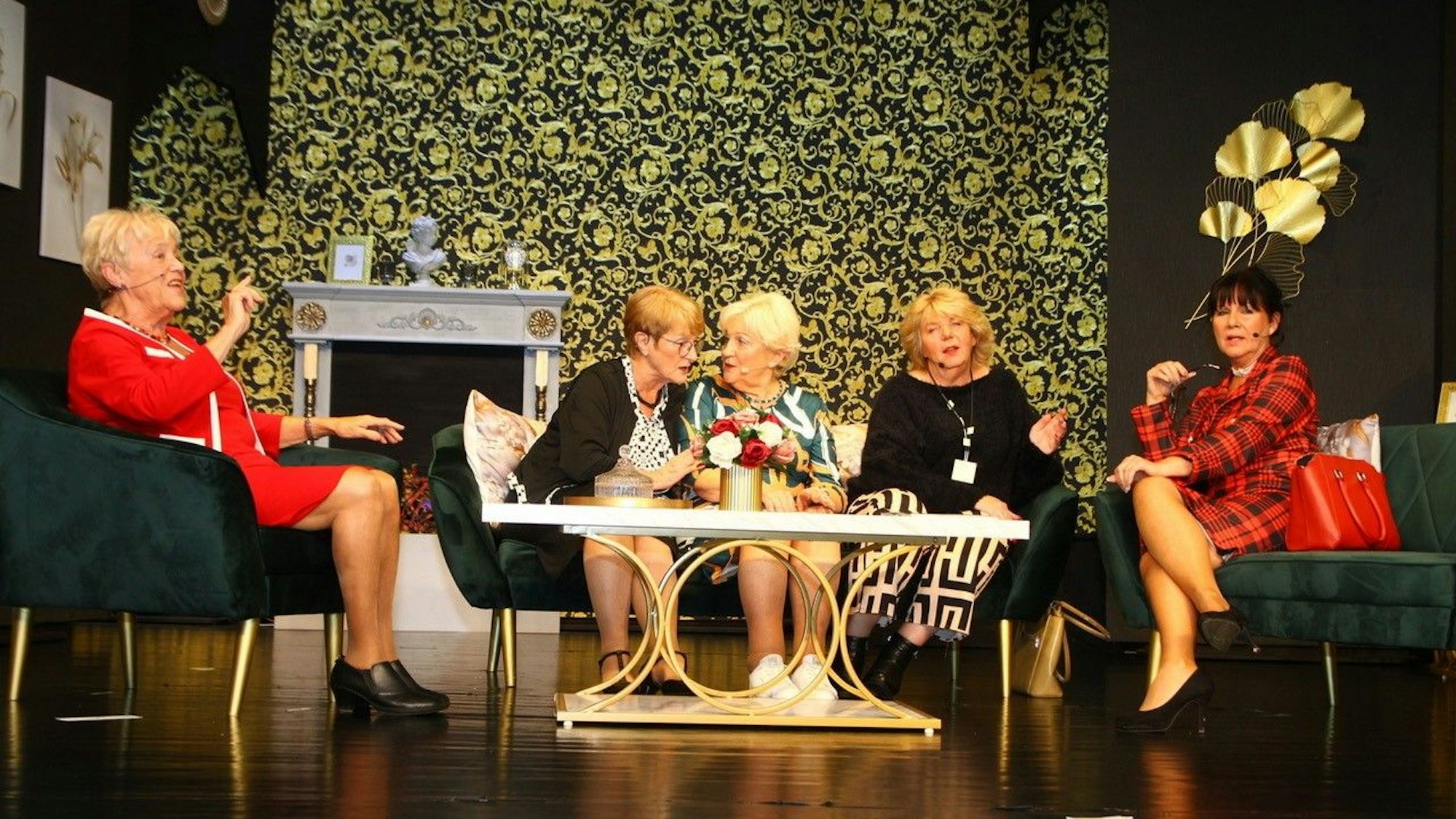 Das Foto zeigt fünf Frauen auf der Bühne.