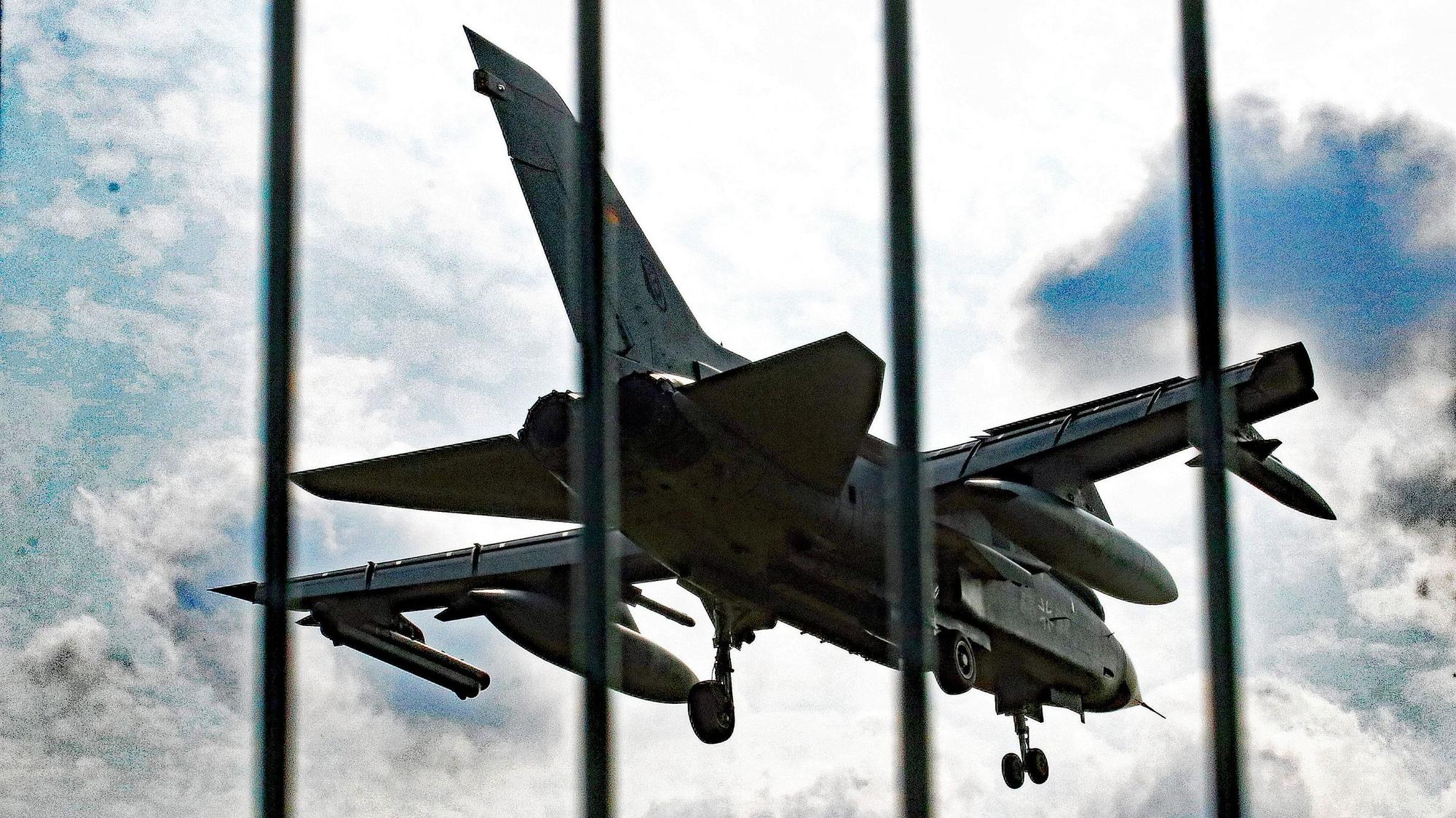 Ein Kampfjet fliegt über das Gelände des Fliegerhorsts Nörvenich.