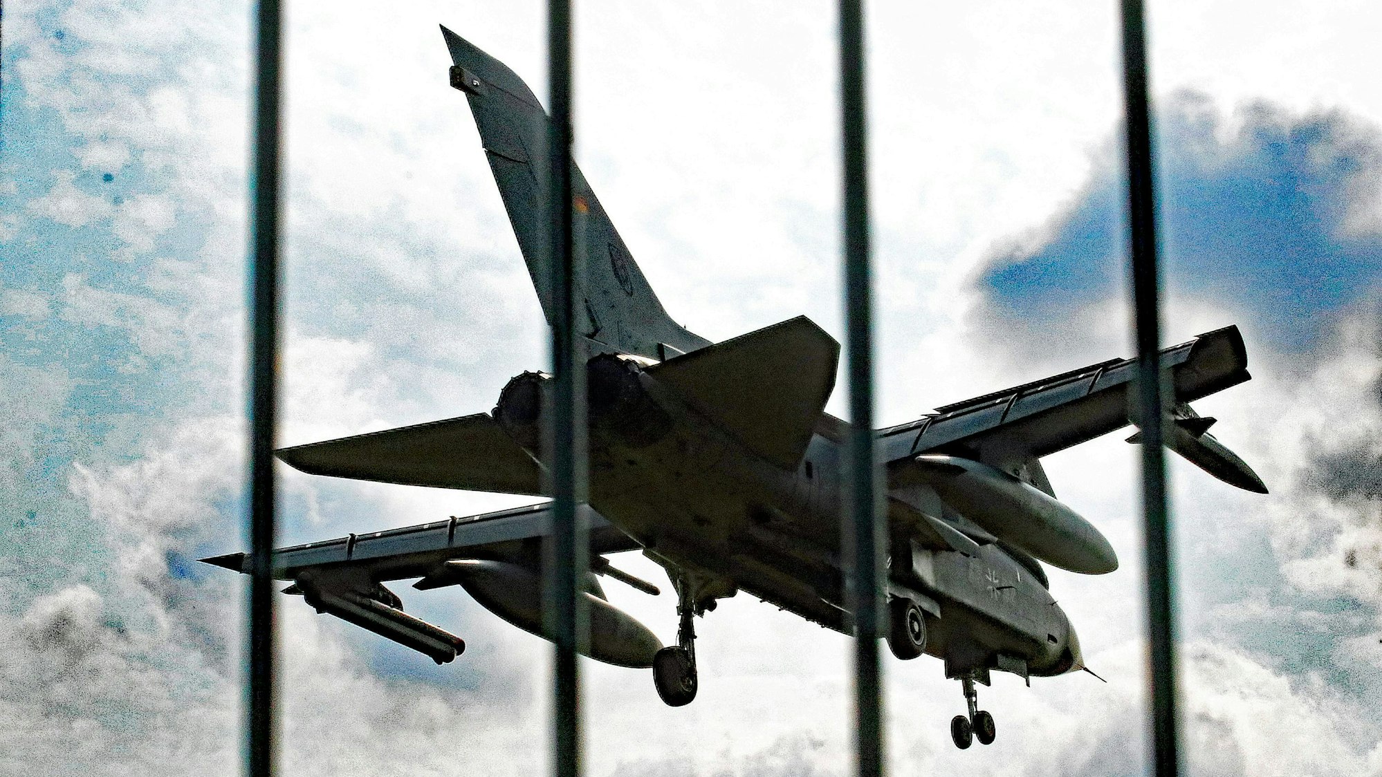 Ein Kampfjet fliegt über das Gelände des Fliegerhorsts Nörvenich.