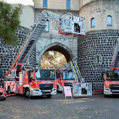 Das Foto zeigt drei der neuen Fahrzeuge der Kölner Feuerwehr.