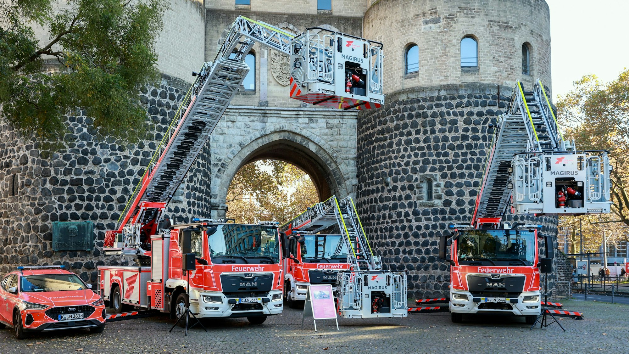 Das Foto zeigt drei der neuen Fahrzeuge der Kölner Feuerwehr.