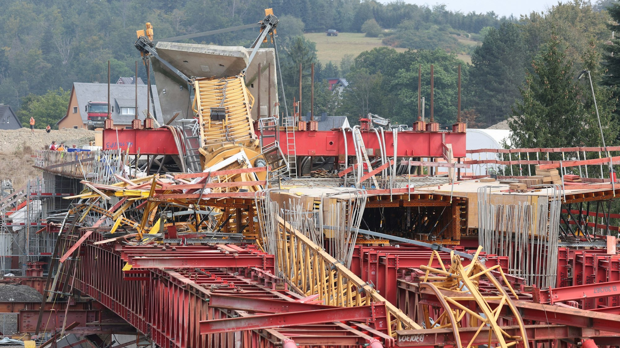 Ein Kran liegt umgestürzt auf einer Baustelle an der Bleilochtalsperre.