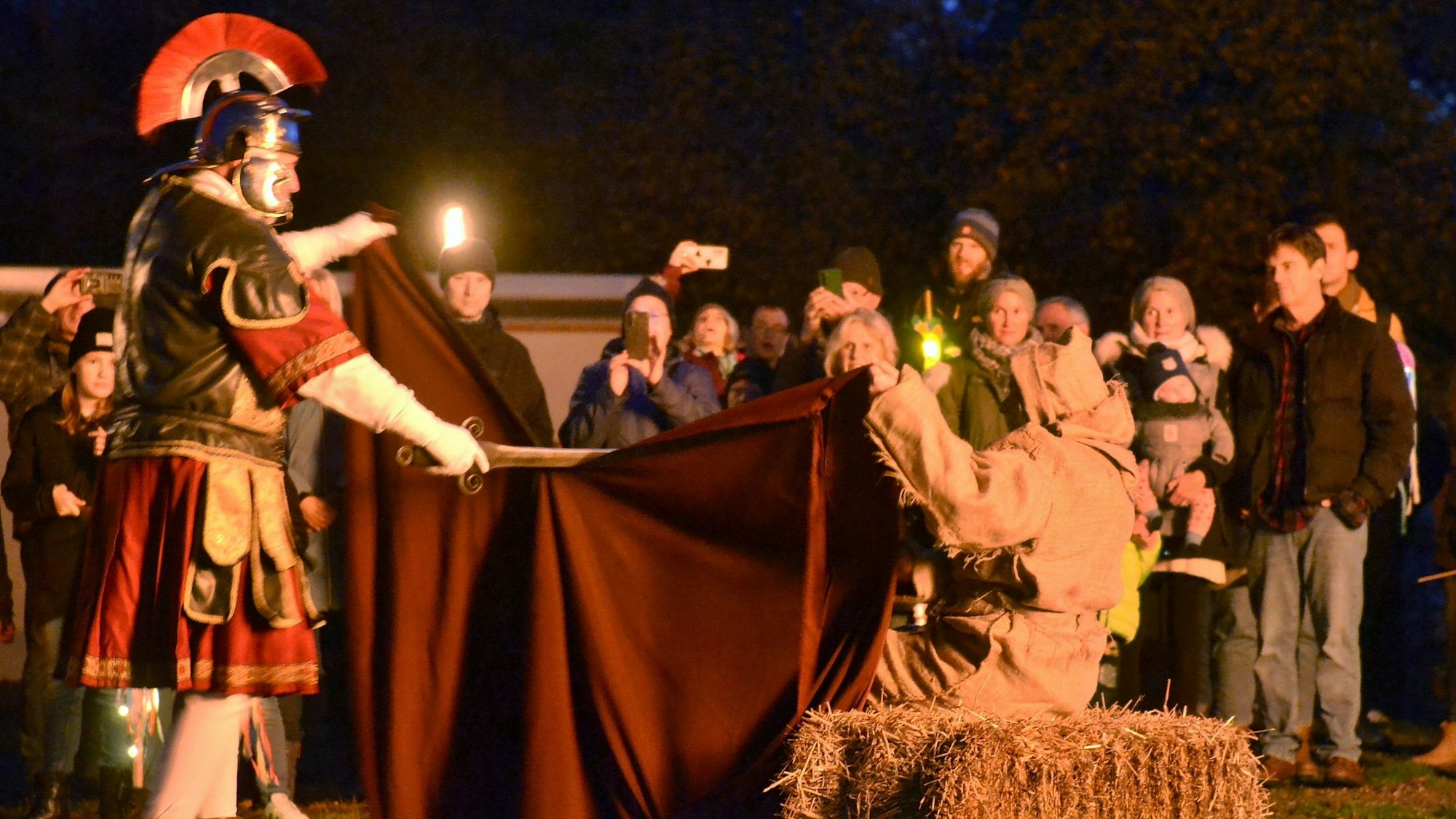 In einem kurzen Schauspiel überreicht St. Martin (Karl-Heinz Hucklenbroich) dem armen Bettler (Jennifer Zimmermann) die Hälfte seines Mantels.