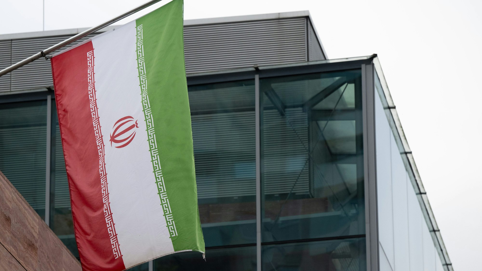 Die iranische Flagge weht am Generalkonsulat der Islamischen Republik Iran in Frankfurt.