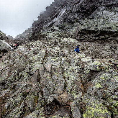 Touristen klettern auf den Bergen in der Hohen Tatra.