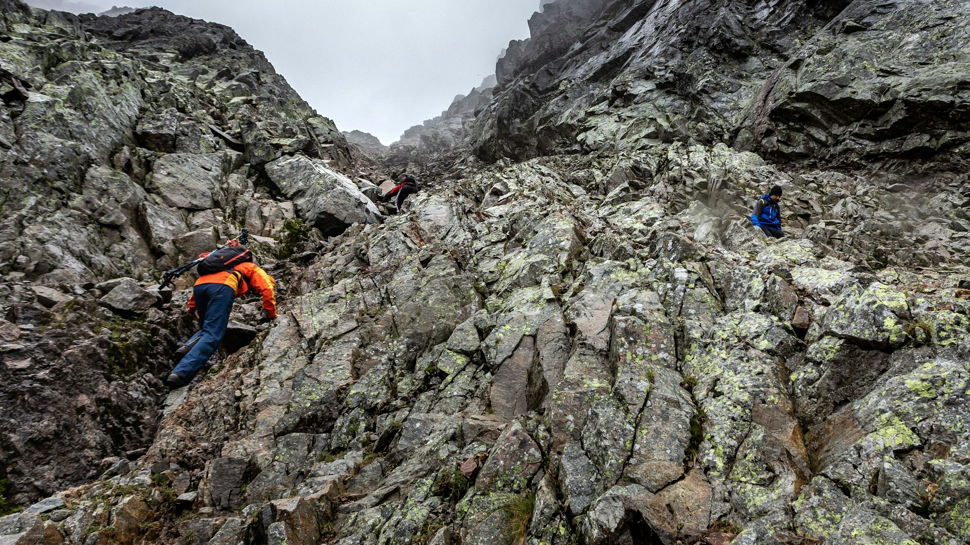 Touristen klettern auf den Bergen in der Hohen Tatra.