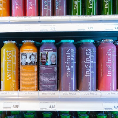 True Fruits erinnert auf Smoothie-Flaschen an verschwundene Menschen: Lars Mittank (links) und Inga Gehricke (rechts).