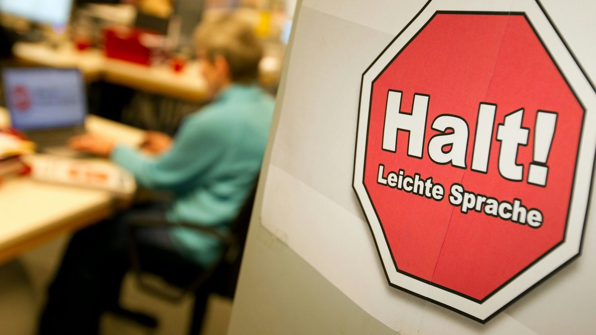 Eine Mitarbeiterin vom Büro für leichte Sprache sitzt in der Hochschule Osnabrück vor einem Computermonitor.