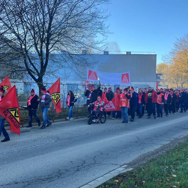 Zahlreiche Mitarbeiter der Firma Rüggeberg streiken vor dem Firmengebäude an der Marienheider Hauptstraße für mehr Lohn.
