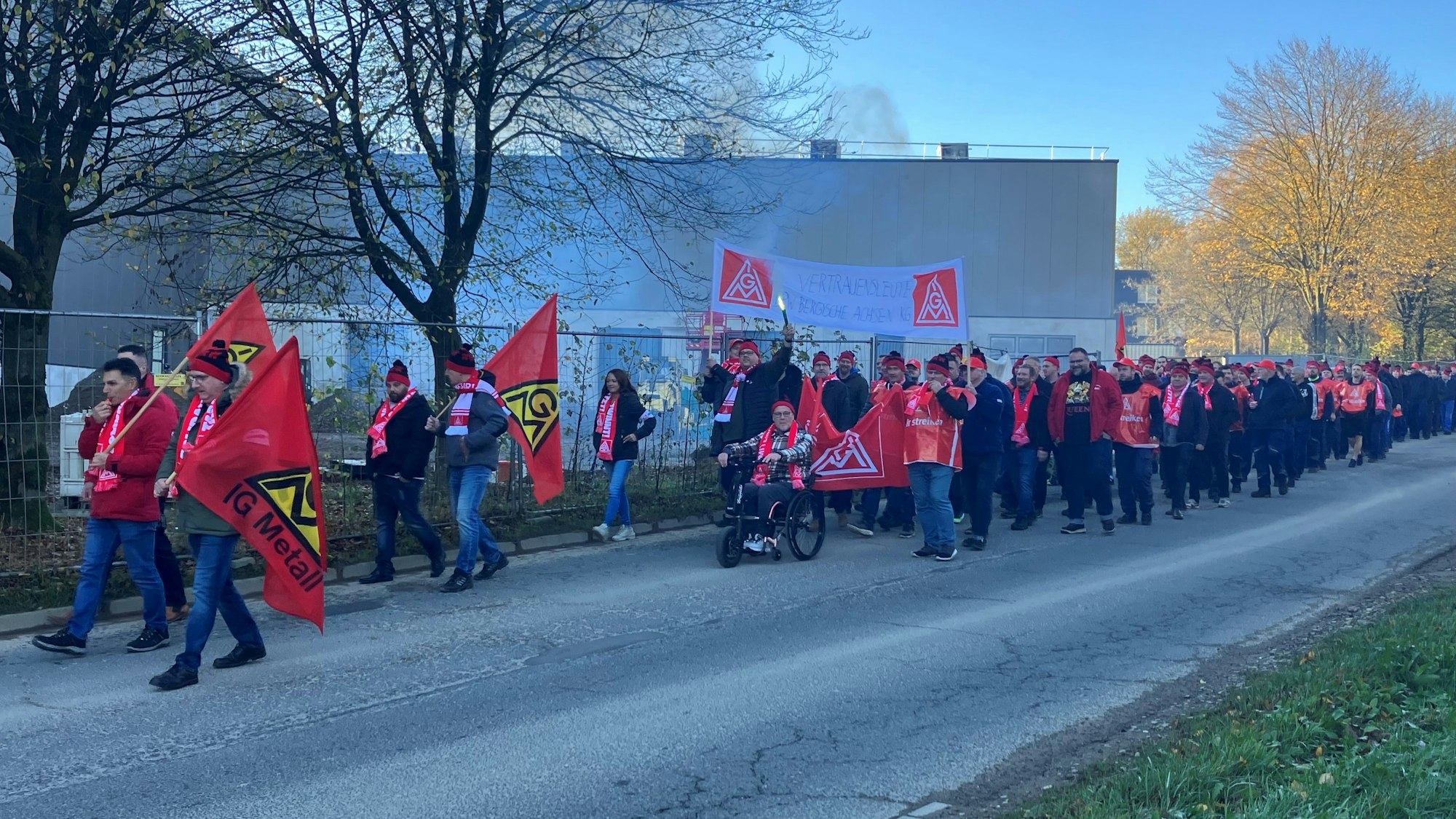 Zahlreiche Mitarbeiter der Firma Rüggeberg streiken vor dem Firmengebäude an der Marienheider Hauptstraße für mehr Lohn.