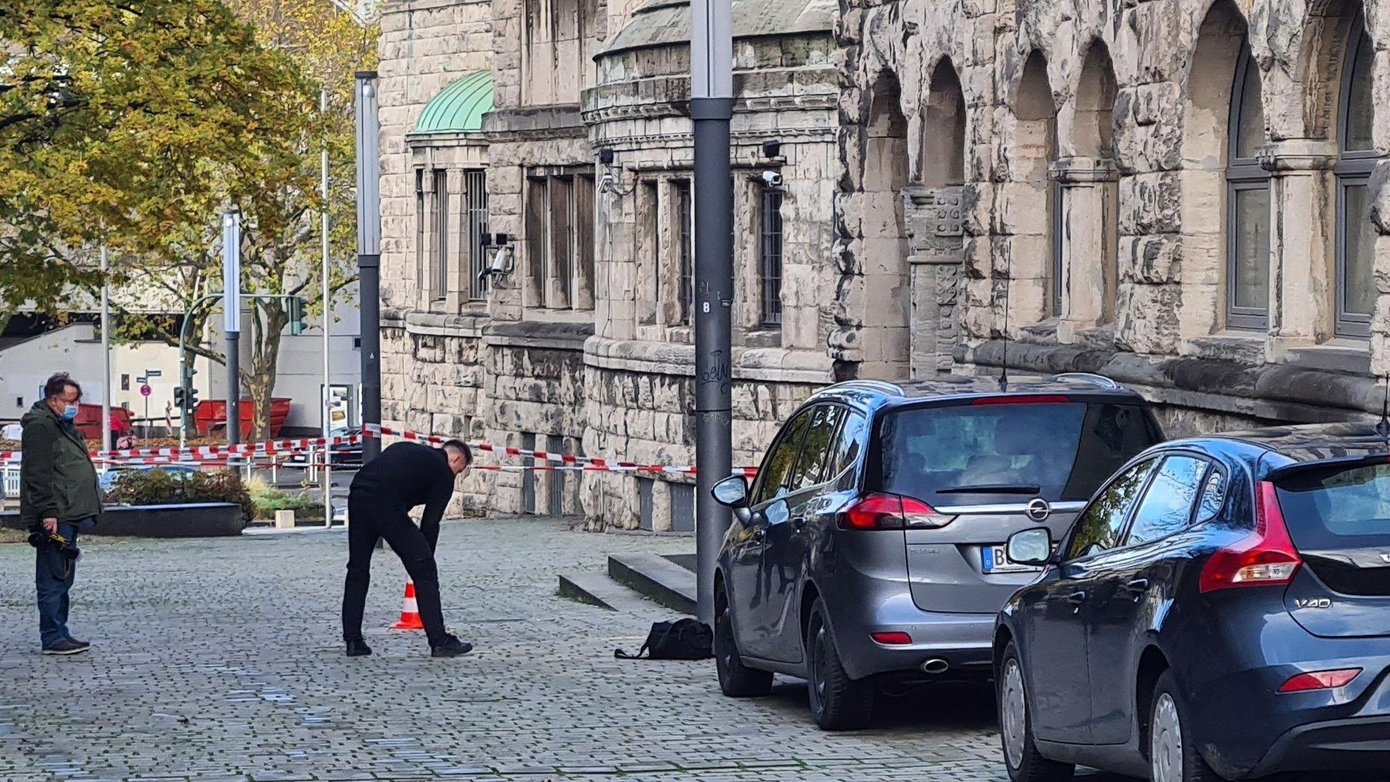 Einsatzkräfte stehen am Rabbinerhaus bei der Alten Synagoge.