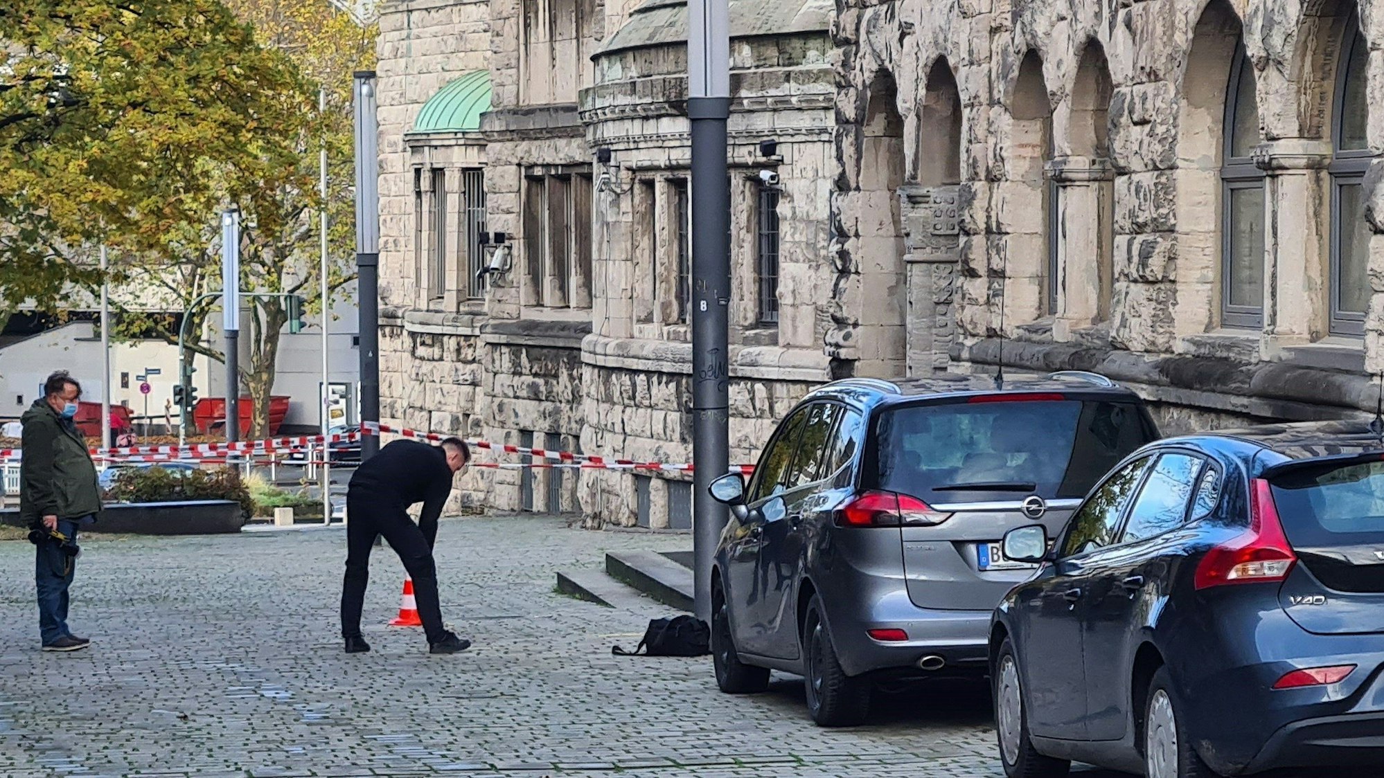 Einsatzkräfte stehen am Rabbinerhaus bei der Alten Synagoge.