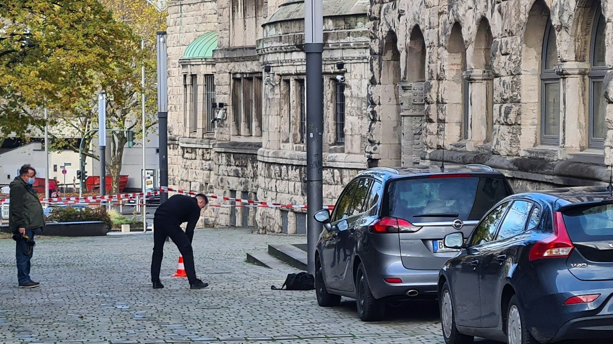Einsatzkräfte stehen am Rabbinerhaus bei der Alten Synagoge.