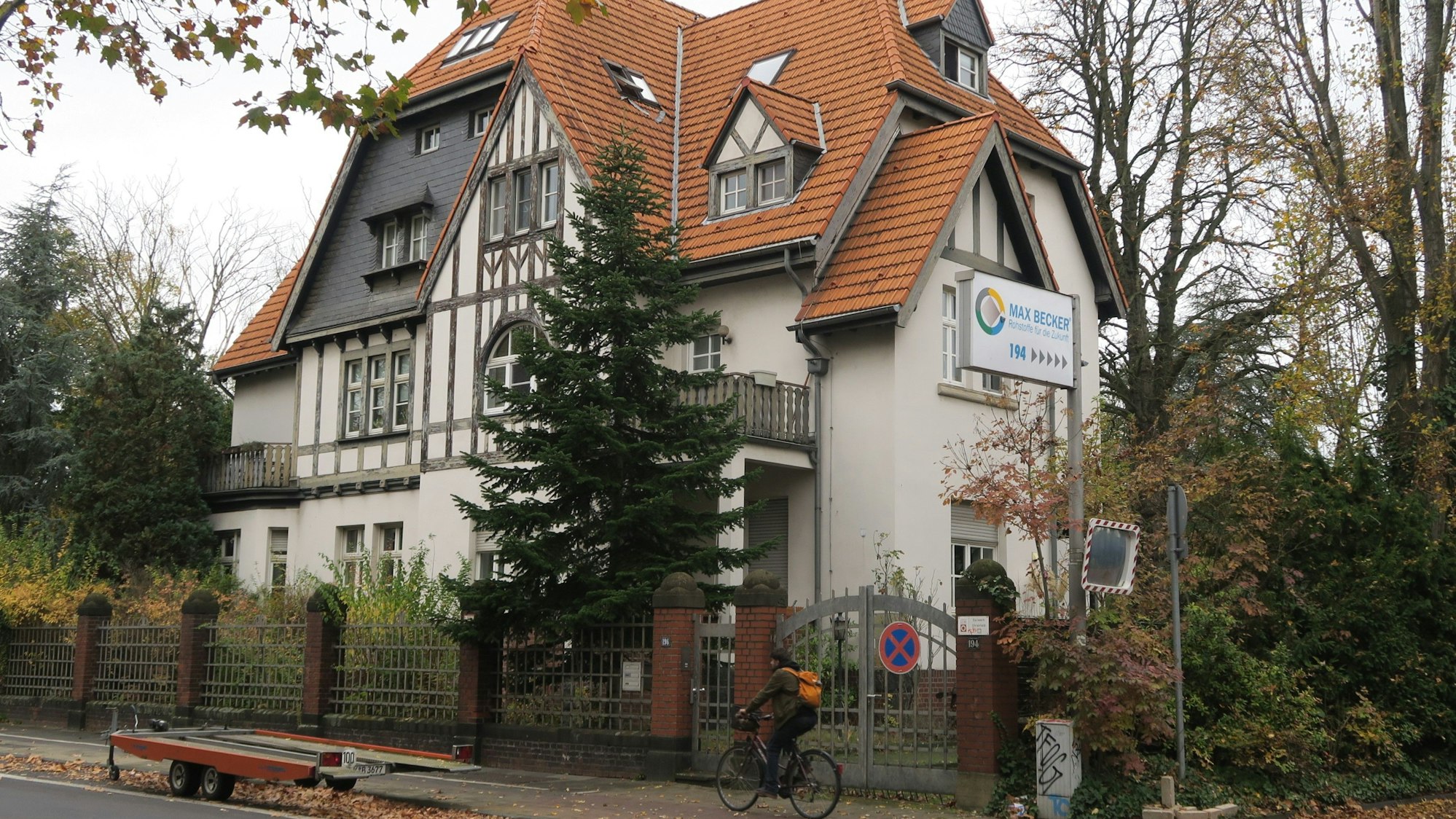 Blick auf ein Tor und ein Schild, das den Eingang zum Max-Becker-Areal markiert.