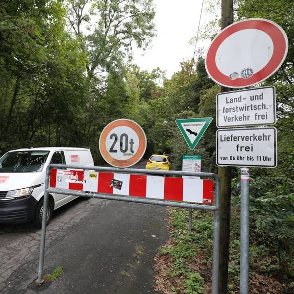Ein Kastenwagen fährt auf einer Straße, im Hintergrund ist das grüne Schild Naturschutzgebiet zu sehen
